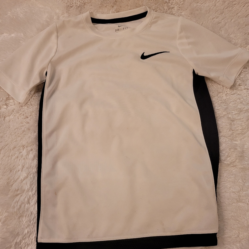 Boys medium Nike tee dri-fit